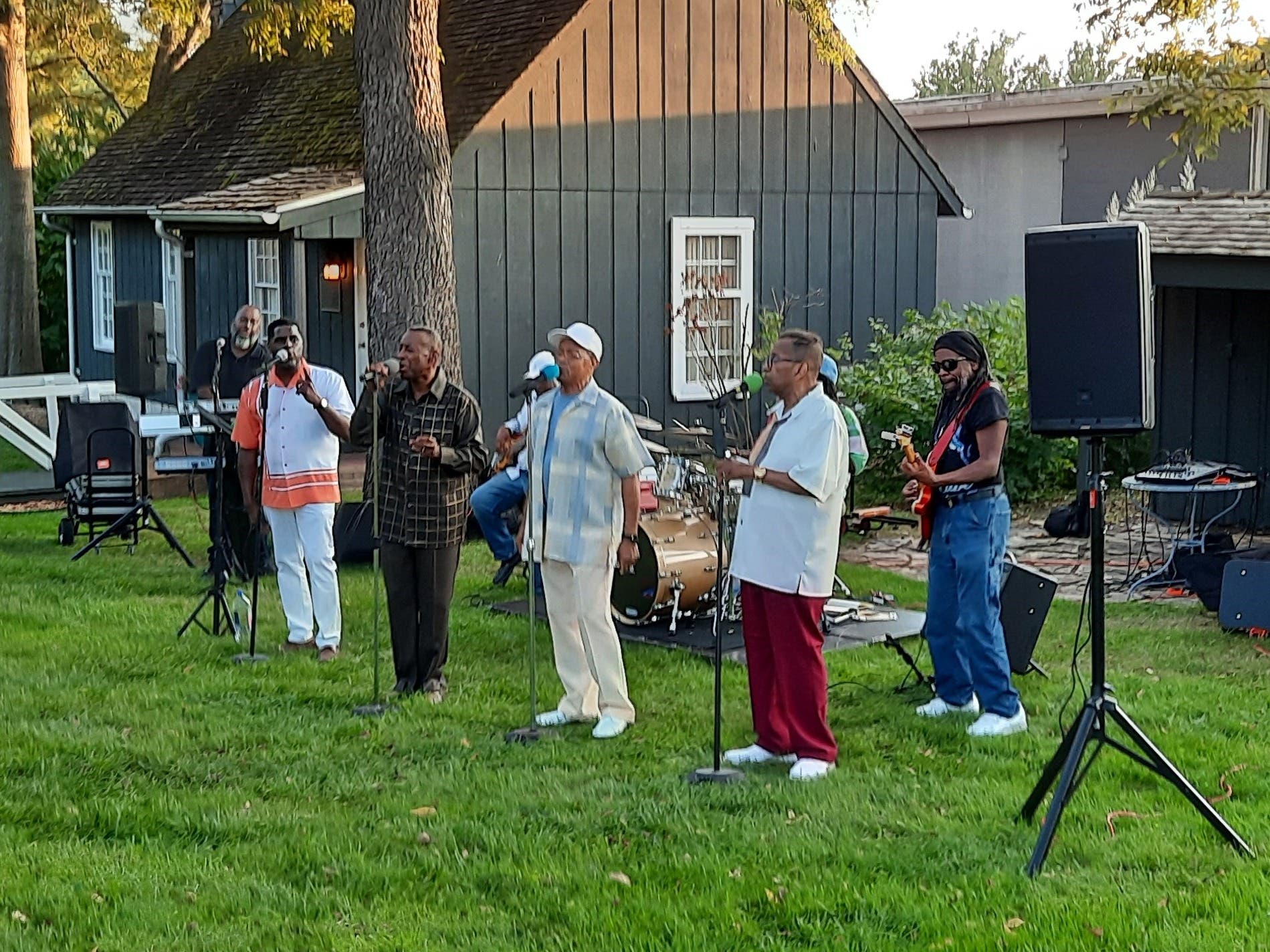 OUTDOOR CONCERT with Motown's Nostalgia