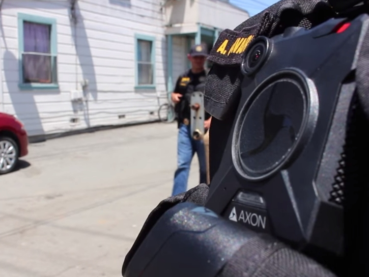 Una cámara corporale usada por un oficial de policía de Watsonville.