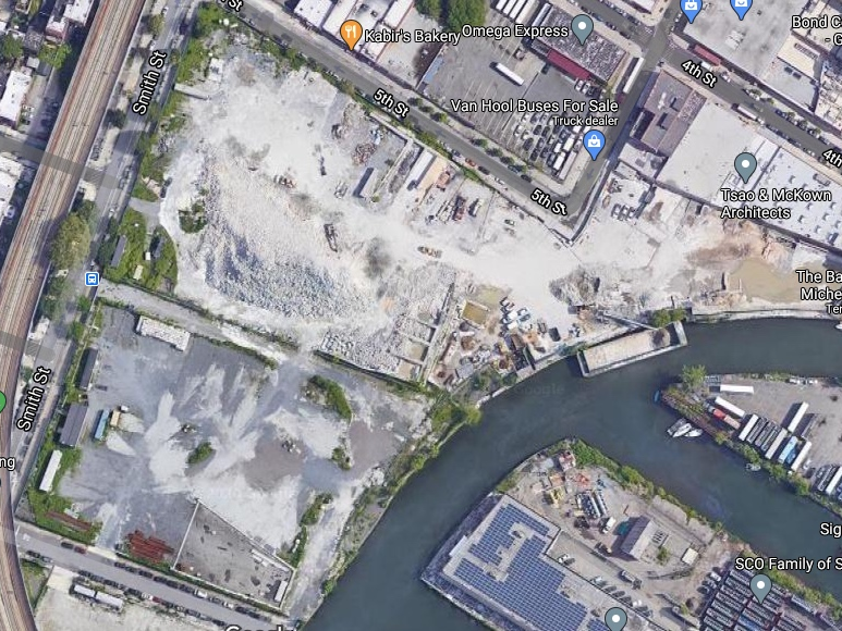 A group of residents say a city-owned brownfield site on the Gowanus Canal, currently slated for a housing complex, could be a park instead.