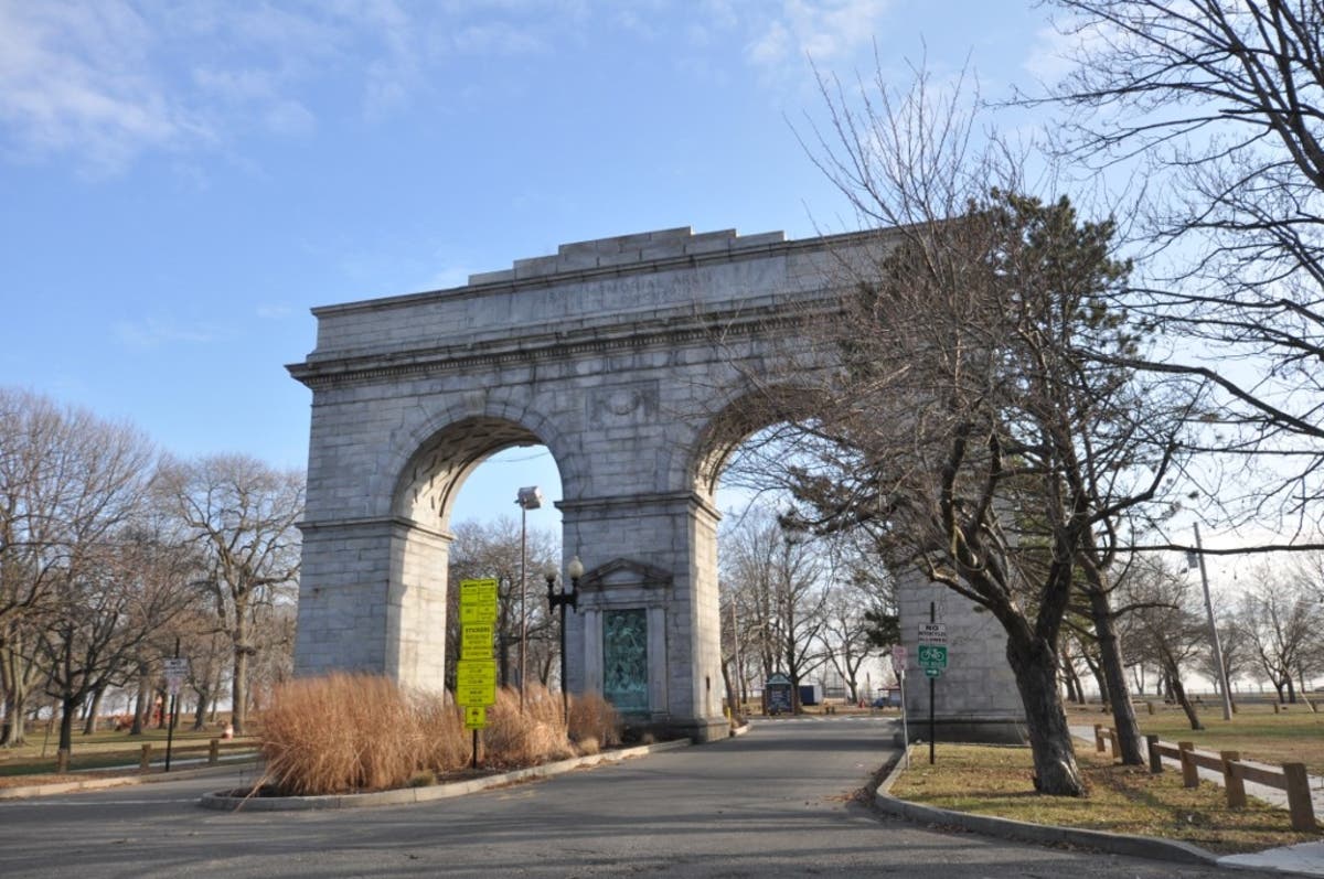 https://patch.com/img/cdn20/users/23159742/20190228/014058/styles/raw/public/processed_images/bridgeportct_seasidepark_perrymemorialarch_1-1551378599-4939.jpg