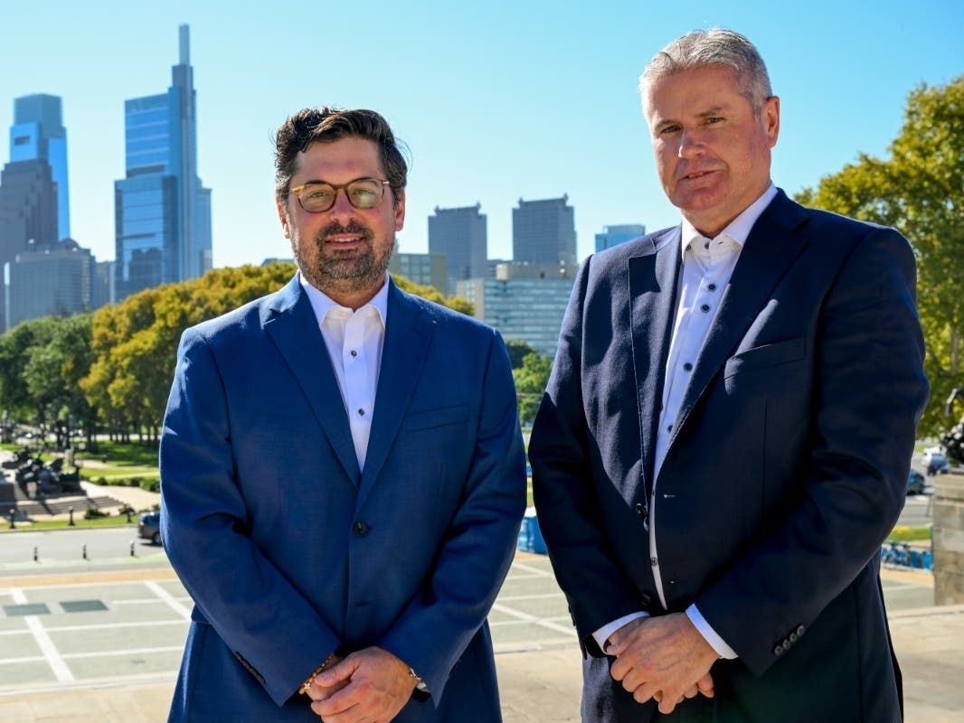 Mark McKeever, Glanua’s first directly employed U.S. employee and the company’s 750th employee, and Karl Zimmerer, group managing director of Glanua.