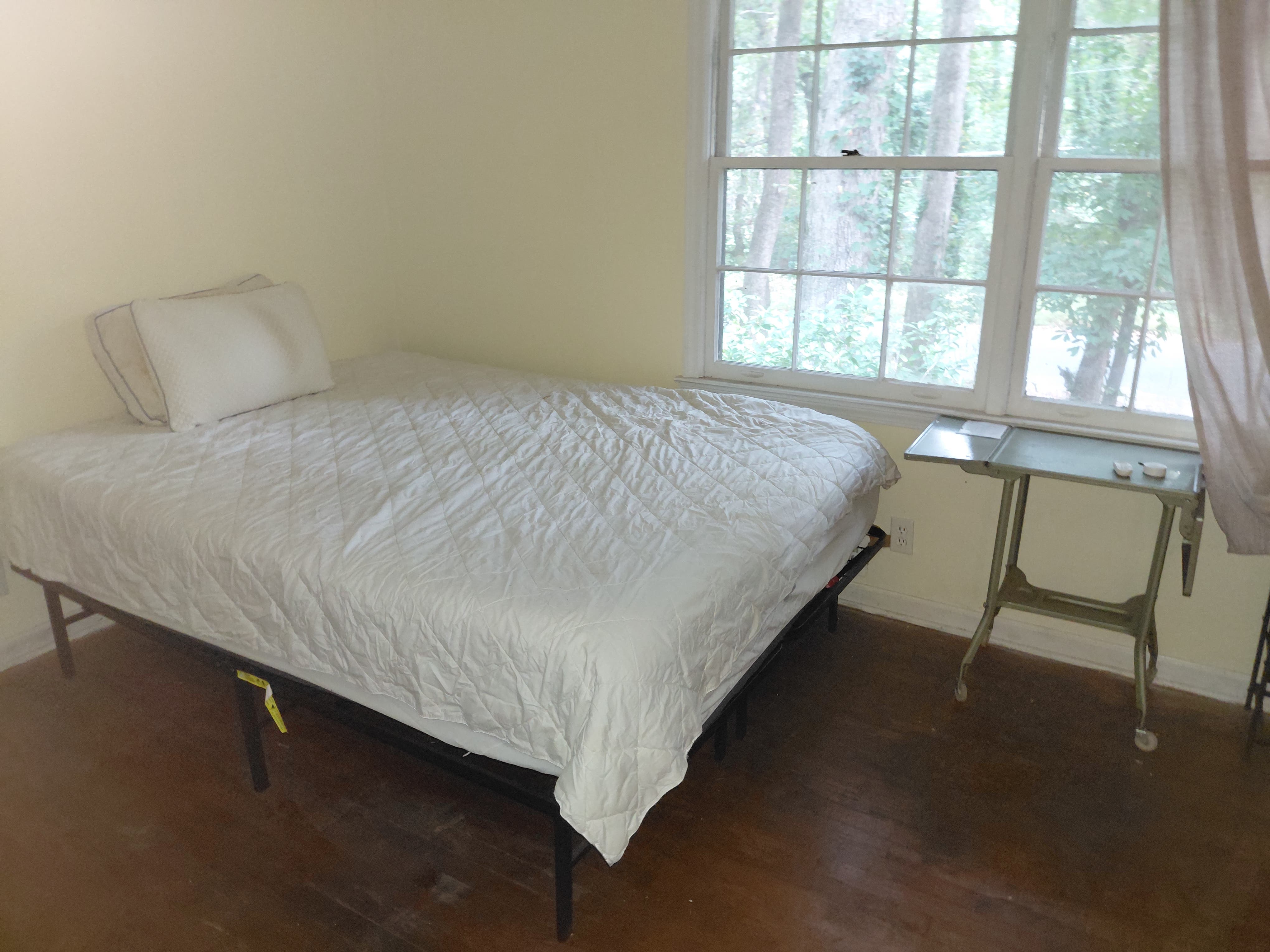 Quiet Sunny front bedroom to rent