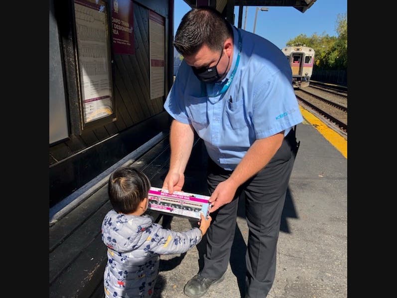 A commuter rail crew made a 3-year-old in Beverly very happy this week with a surprise gift of a toy train set.