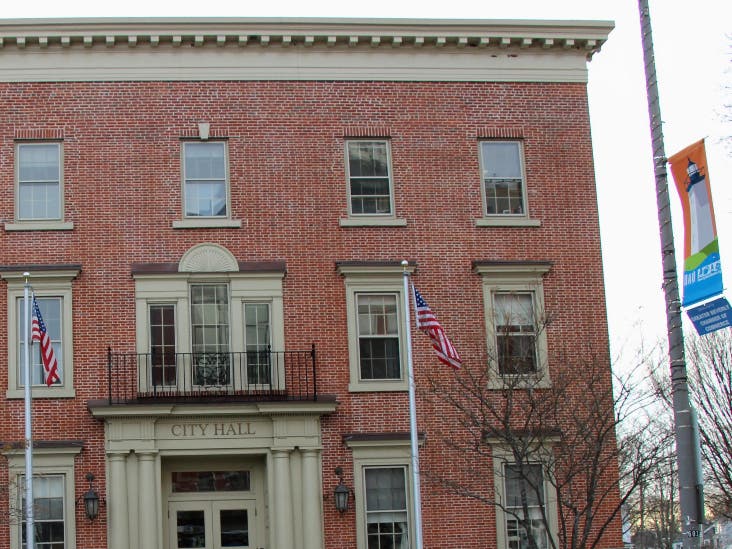 With a packed agenda, including the building height restriction proposal, Monday's Beverly City Council meeting is set for an early start time of 6:30 p.m.