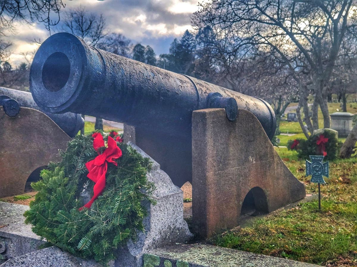 On Dec. 16, Teresa Collins and her volunteers laid nearly 800 wreaths at the graves of Marblehead veterans and military landmarks in town.