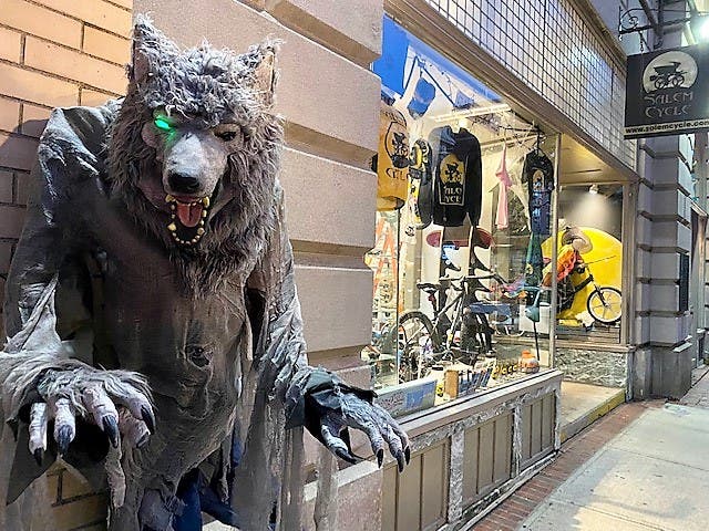 "​Visitors to Salem in October should not plan to drive into downtown Salem, especially on weekends. Traffic is heavy and parking is severely limited." - City of Salem