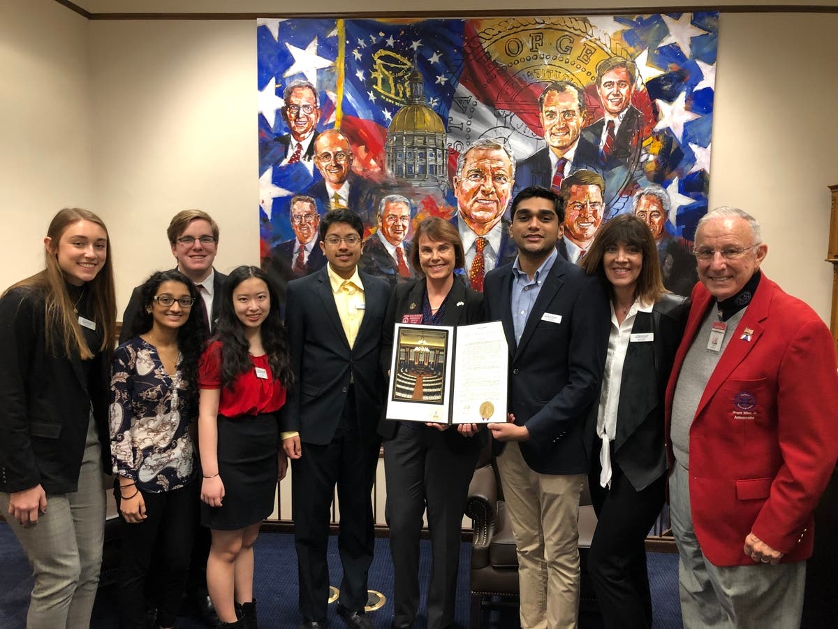 Rep. Angelika Kausche awards Johns Creek students for their community service.