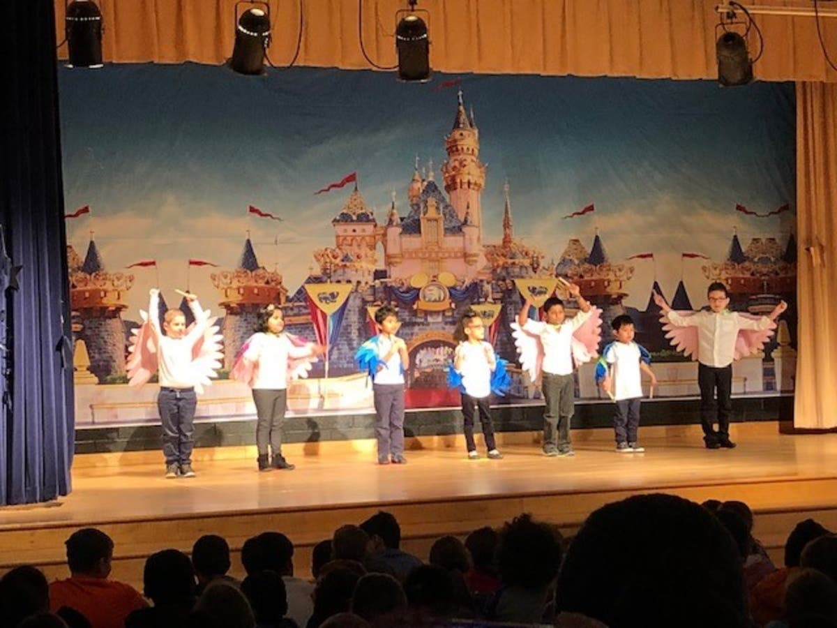 Lake Windward Elementary School students perform “Wally Goes to the Movies."