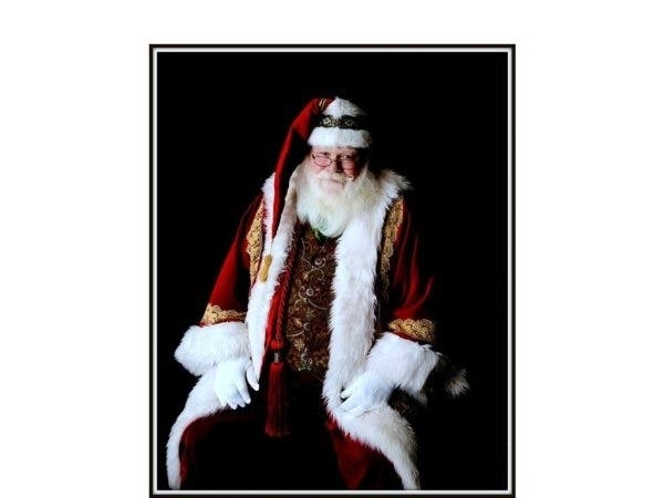 Kids will also enjoy meeting and taking pictures with Santa’s top helpers as elves work their magic around the plaza.