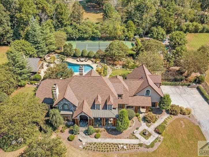 This Loganville house costs $1,375,000.