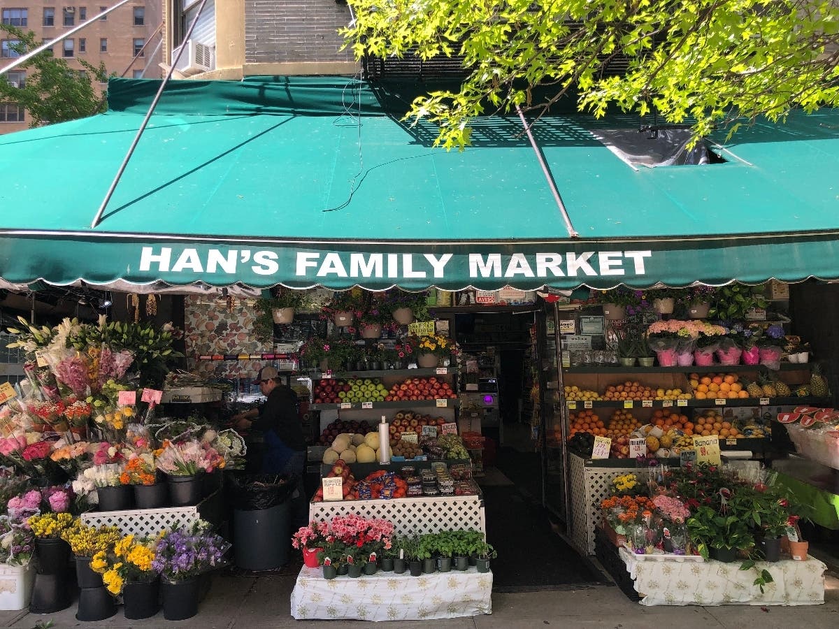 Storefront of Han's Family Market on 93rd and Broadway. 