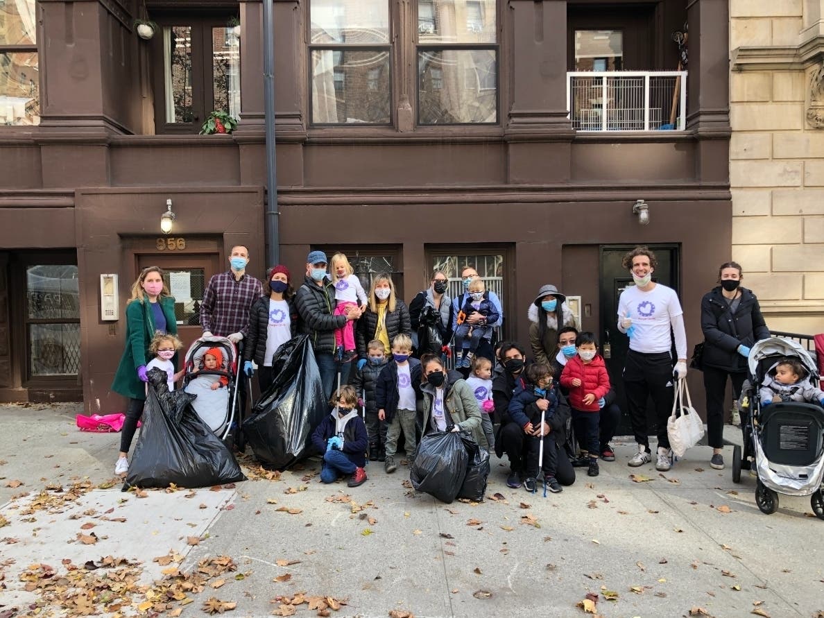 Parents and students from the Purple Circle school are armed with trash bags.