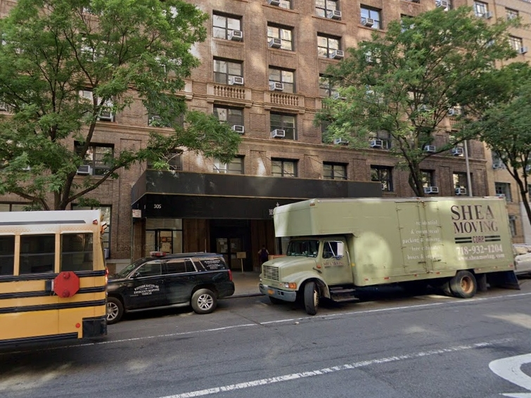 An image of the Esplanade Luxury Senior Residences on the Upper West Side, where a falling piece of windowsill killed a two-year-old in 2015.