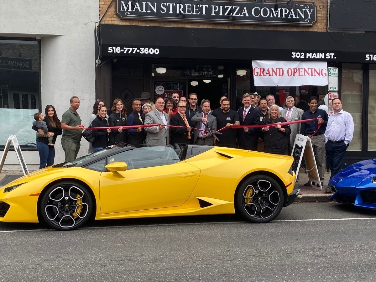 Main Street Pizza Company celebrated its grand opening with a ribbon cutting in Farmingdale.