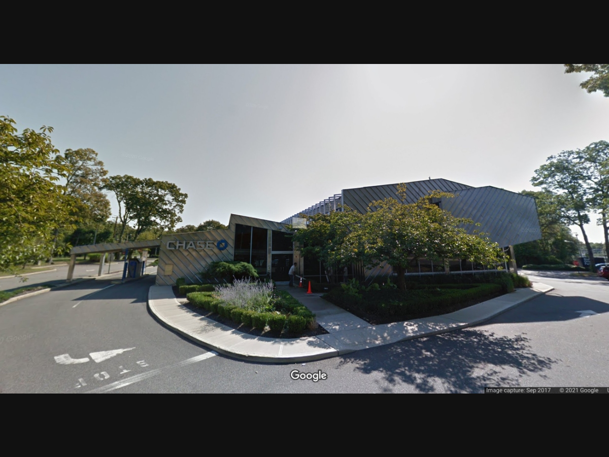 A man robbed a Chase Bank in Islandia on Wednesday morning, Suffolk police said.