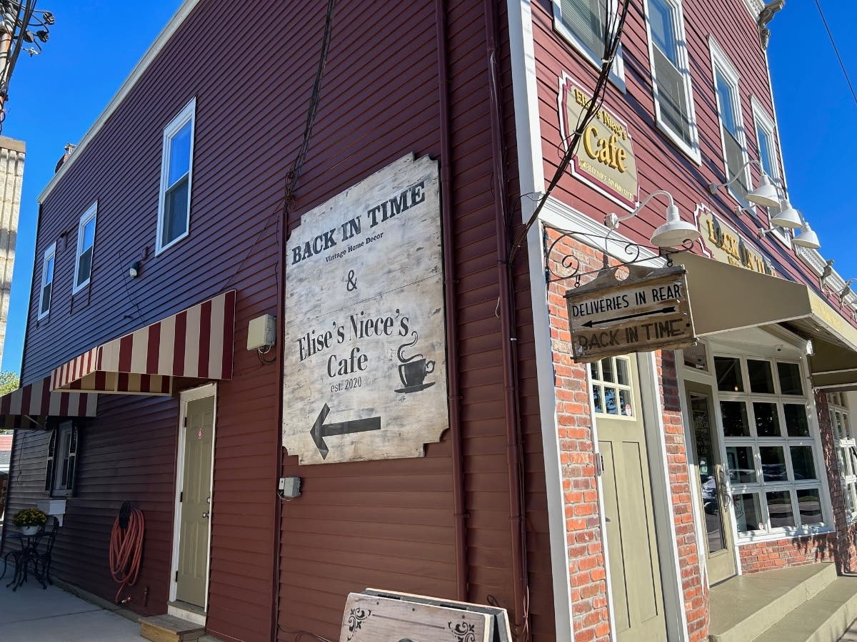 Elise's Niece's Cafe of Farmingdale is set to host its "Apres Ski Party" on Saturday.