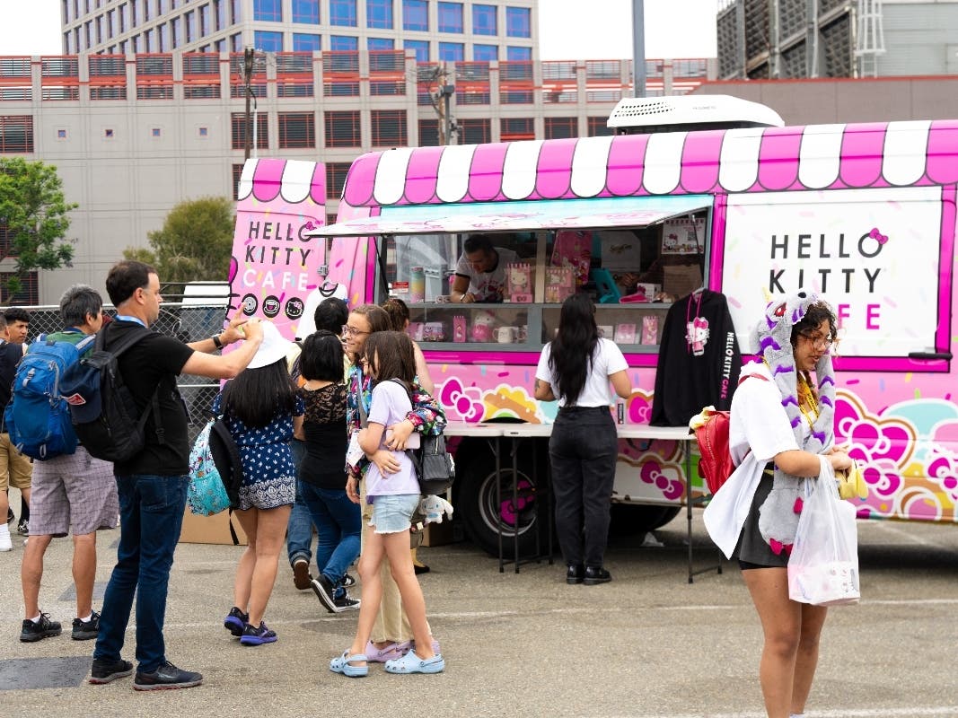 On the Hello Kitty Cafe Truck will be special commemorative items such as 10th anniversary cookies, macaron sets, Madeleines, ﻿keychains, thermal bottles, mugs, tumblers, T-shirts, blankets, sweatshirts and Hello Kitty Cafe plush toys.