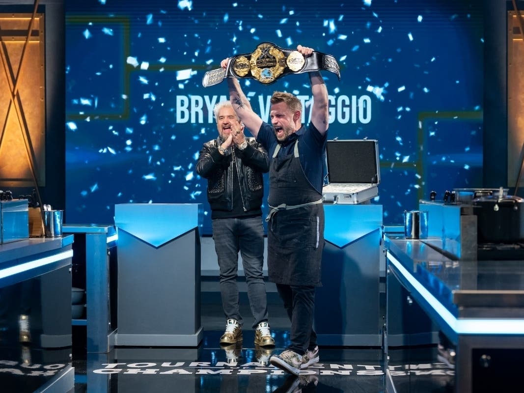 Bryan Voltaggio clinched his one-point margin win with a dinner plate of masago arare tempura crab leg with water chestnut cream sauce.