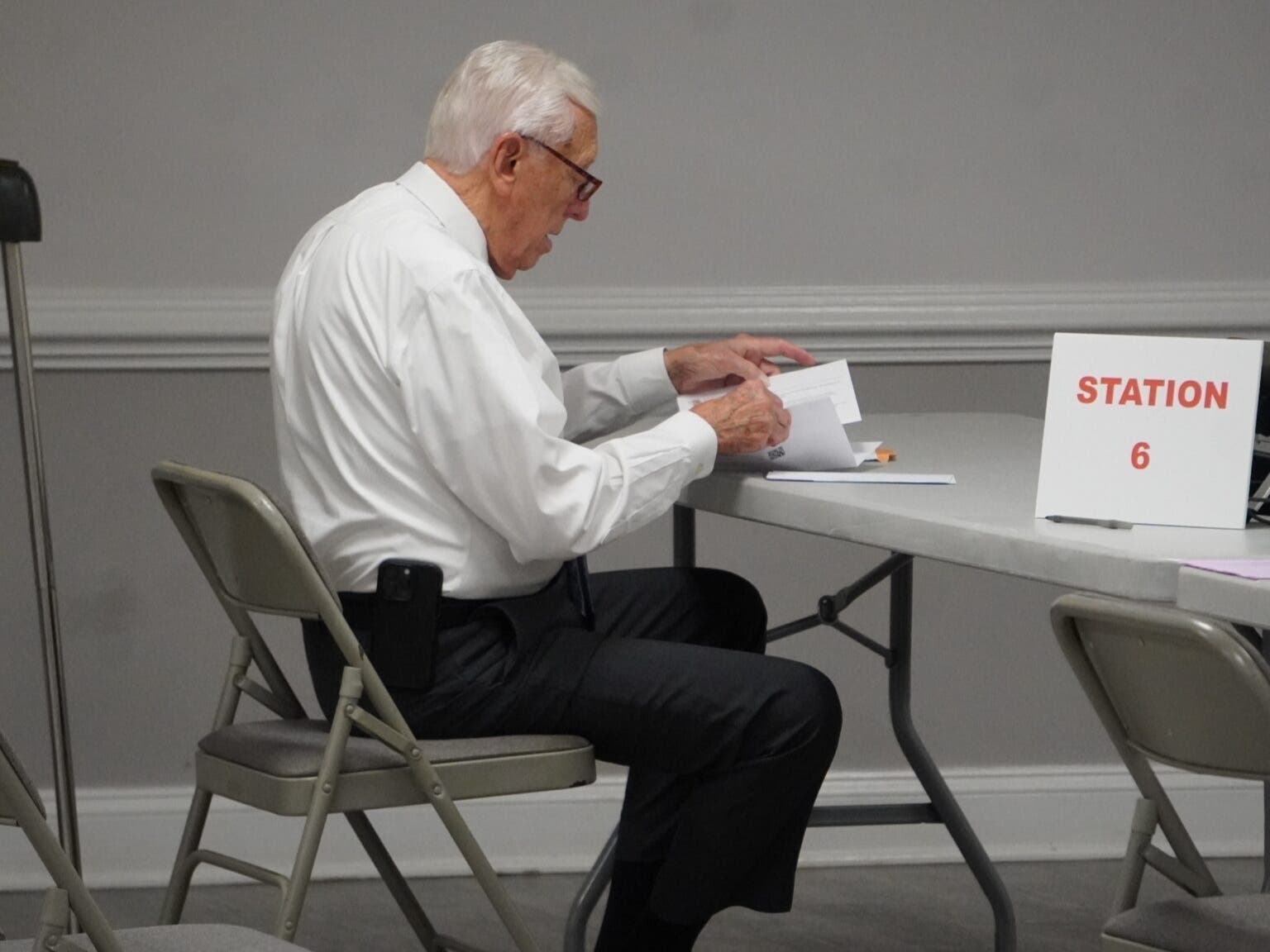 Rep. Steny Hoyer (D-5th) casts his last vote in the Democratic primary as a member of Congress during early voting Wednesday. Hoyer, who will not seek reelection, was at the Mechanicsville Volunteer Fire Department in St. Mary’s County. 