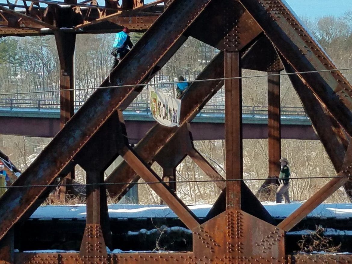 No Coal No Gas activists on Robie's Bridge in Hooksett, December 8, 2019. Photo by Ceilidh Peden-Spear.