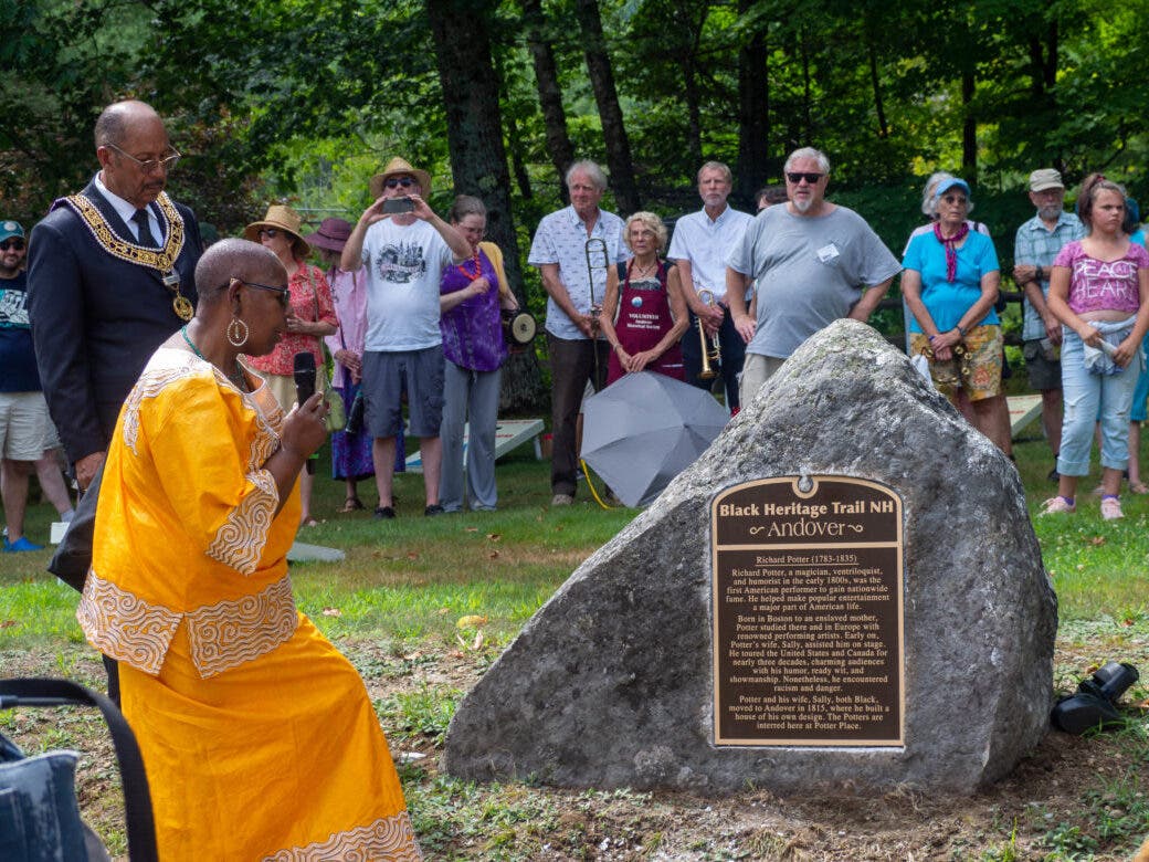 Brenda Lett reads the plaque honoring Richard Potter.
