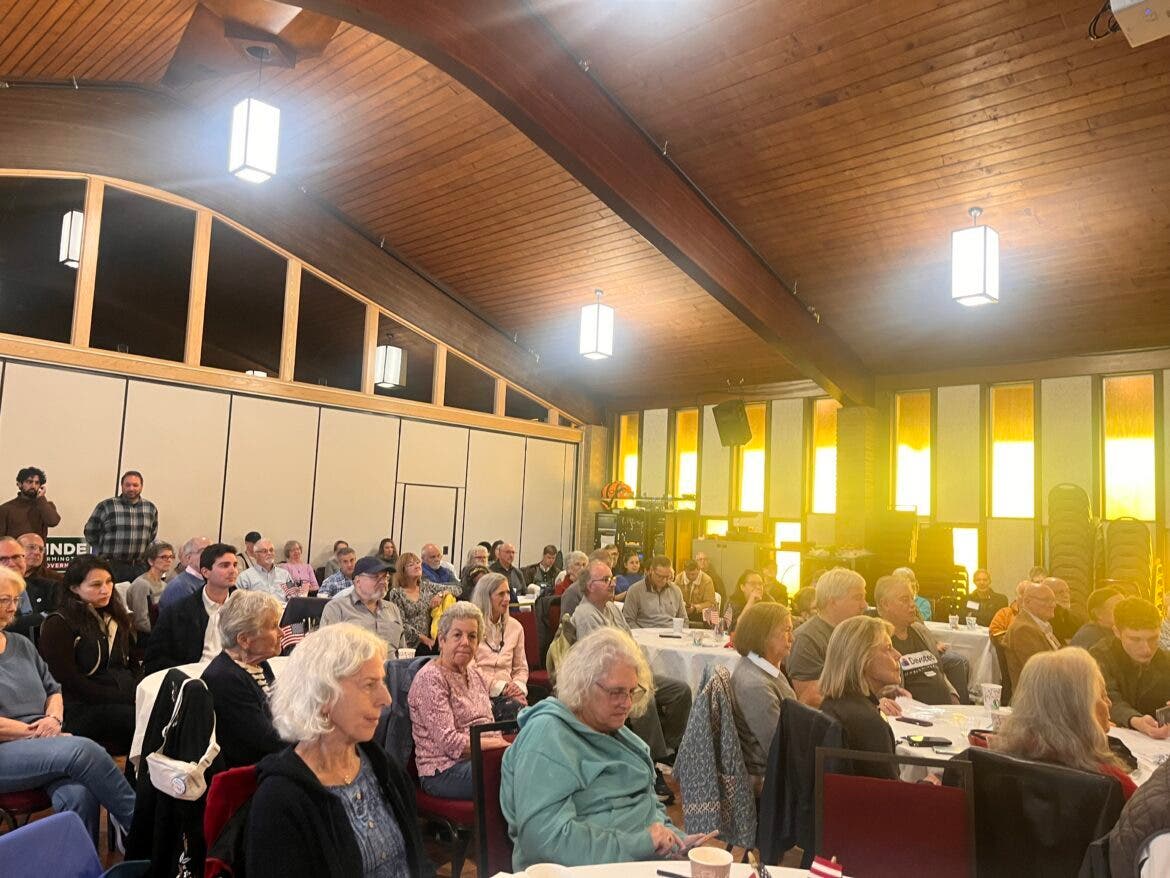 Attendees gathered inside the Temple Adath Yeshurun for the candidates’ forum on Sunday morning.