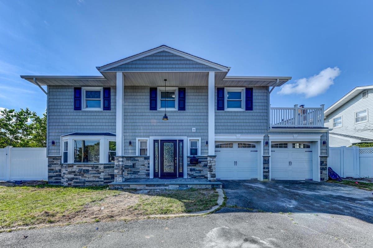 Aug 2 NEW LISTING OPEN HOUSE THIS SUNDAY 4 Bedrm, 2.5 Bath