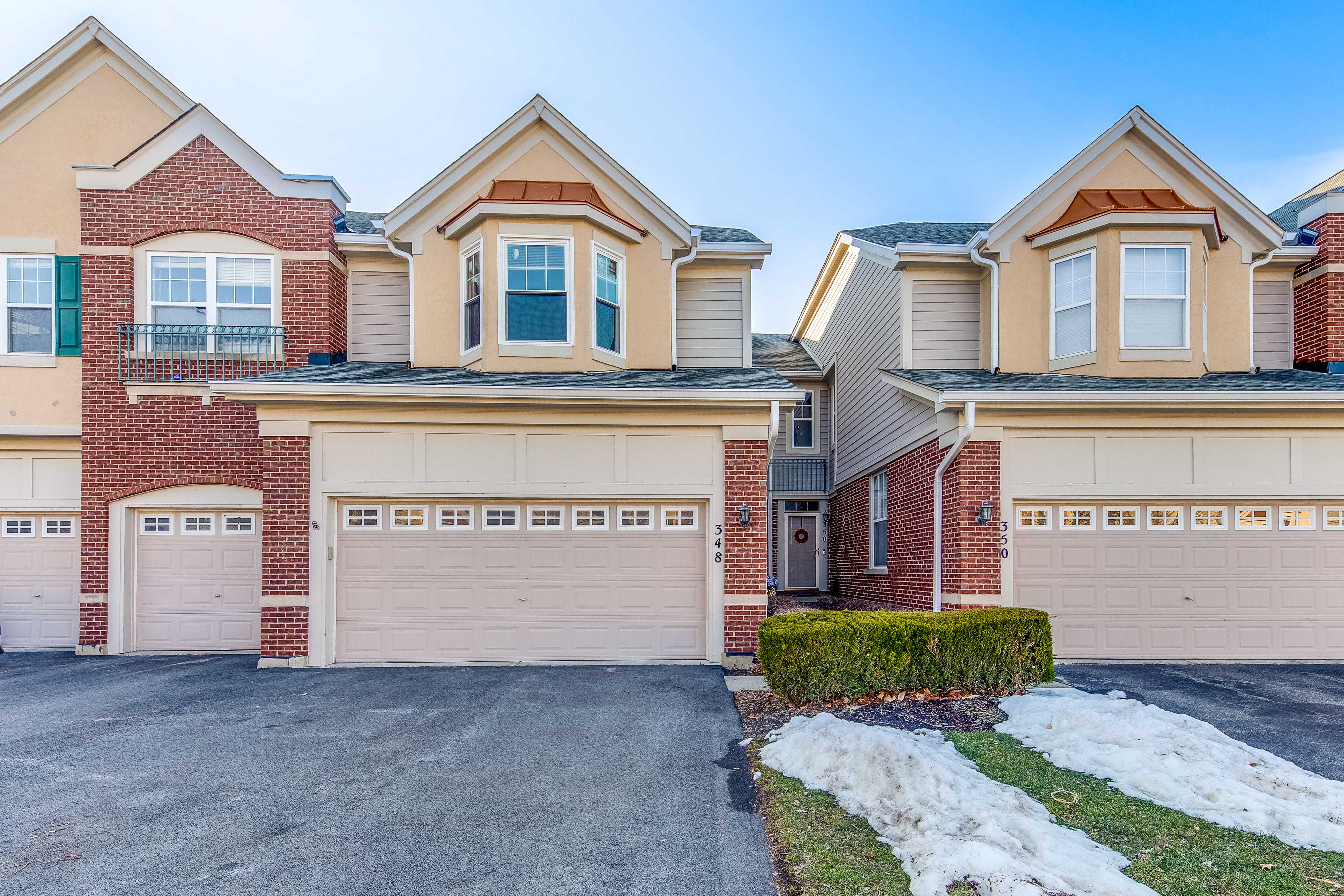 RENT IN VERNON HILLS!!! Charming 2 Story Townhome IN POPULAR PINEHURST SUBDIVISION.