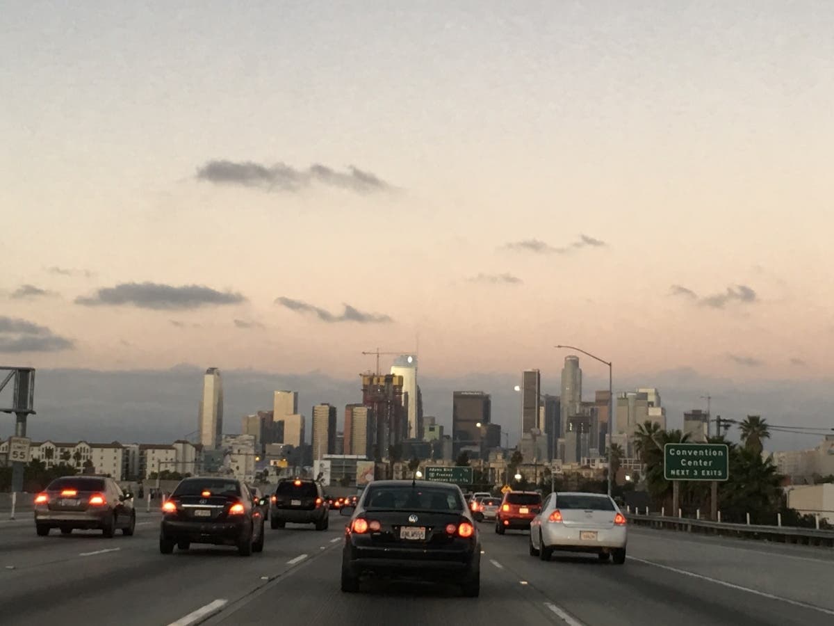  Despite Los Angeles County's legendary traffic jams, residents remain wedded to their cars and reluctant to use public transportation due to concerns over safety and convenience, according to a poll published Wednesday.