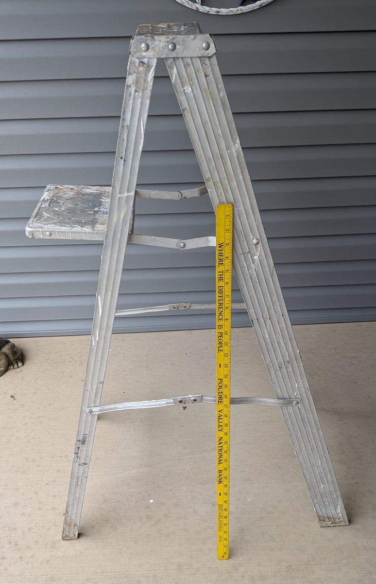 4 foot Aluminum Step Ladder with paint tray $20)