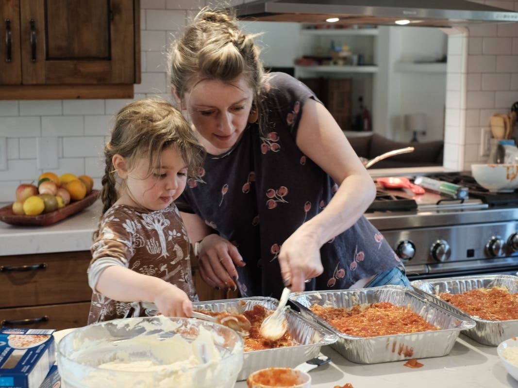 Lasagna Love founder Rhiannon Menn cooks with her daughter Cimorene.
