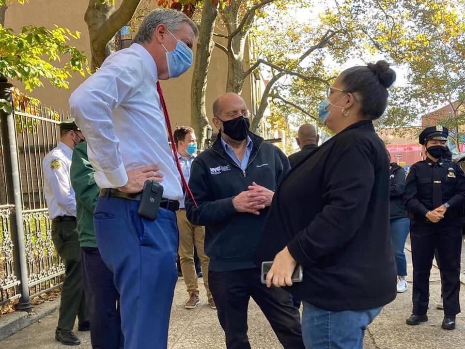 Mayor Bill de Blasio meets with City Councilmember Diana Ayala (right) during a November visit to East Harlem to discuss drug use, homelessness and sanitation.