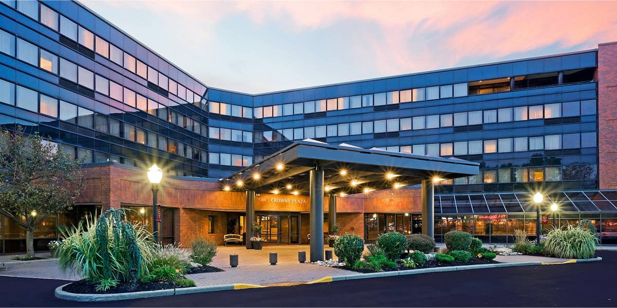 Crowne Plaza Edison Hotel