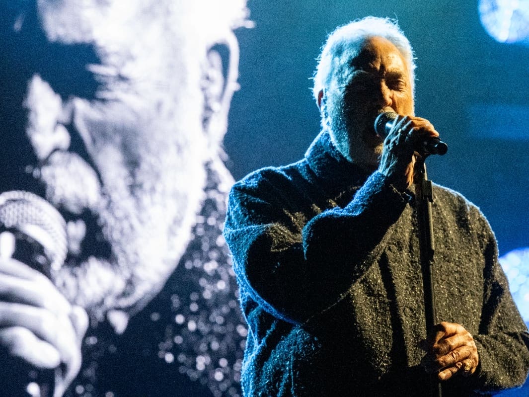 Tom Jones Proves His Voice Is Still Anything But Unusual at Ravinia ...