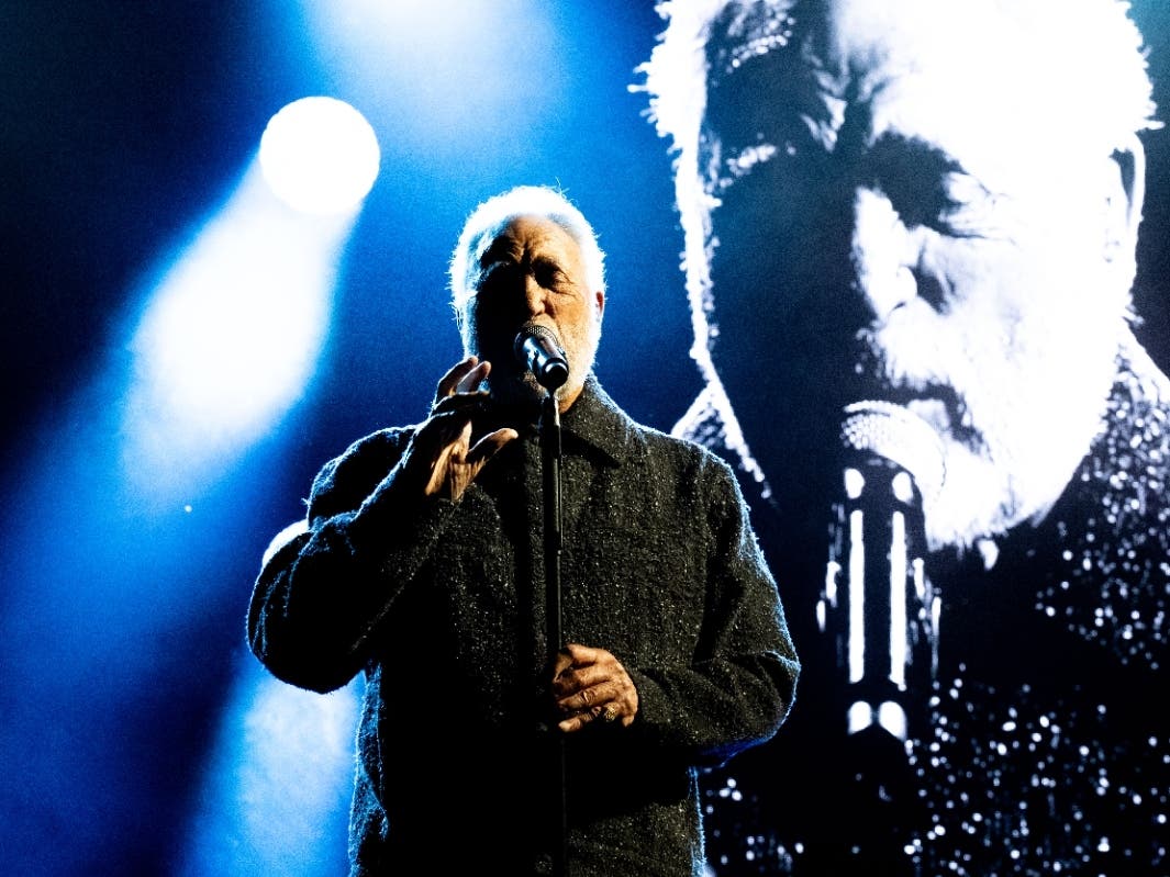Tom Jones Proves His Voice Is Still Anything But Unusual at Ravinia ...