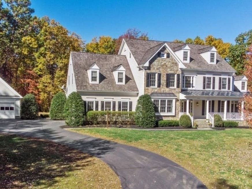 Country Estate Blends Classic Architecture With Modern ...