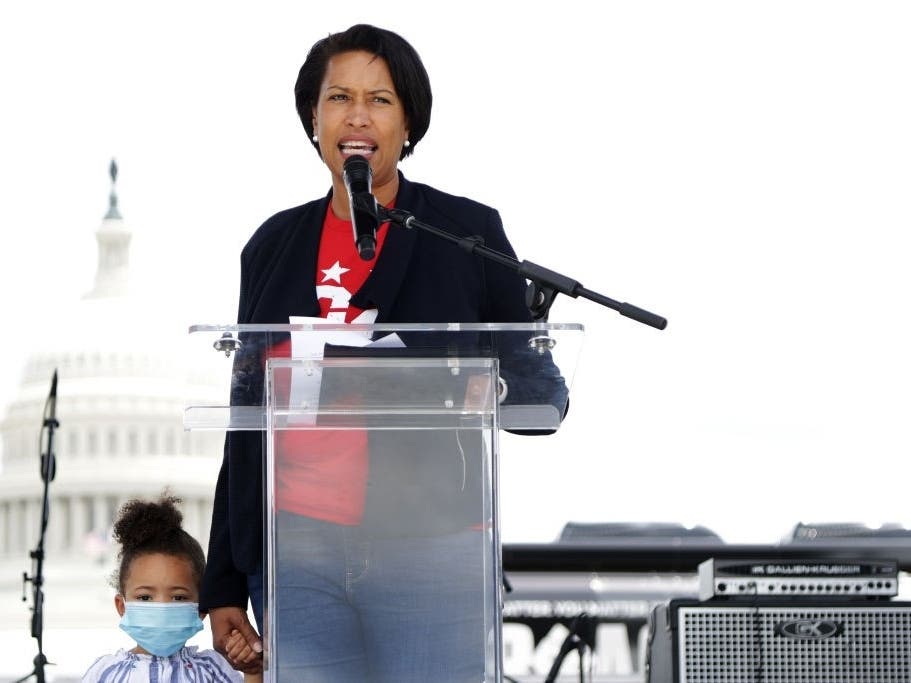 Under the leadership of DC Mayor Muriel Bowser, here with her daughter Miranda Bowser on June 26, the government updated its mask-wearing policy for city employees under a new city administrator order.