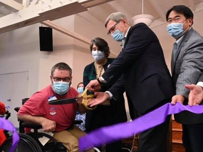 SPARC Executive Director Debi Alexander joined Fairfax County Supervisor John Foust (second from right), Justin Dolan (left), and Good Shepherd Pastor Eric Song (right) at a ribbon-cutting ceremony.
