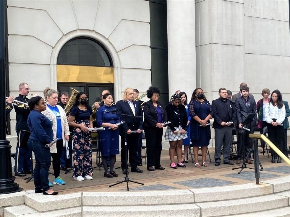 Members of Arlington's Complete Vaccination Committee, together with the Arlington County Board and the U.S. Army Brass Quintet, on Saturday honor residents who lost their lives over the past two years since the start of the COVID-19 pandemic.