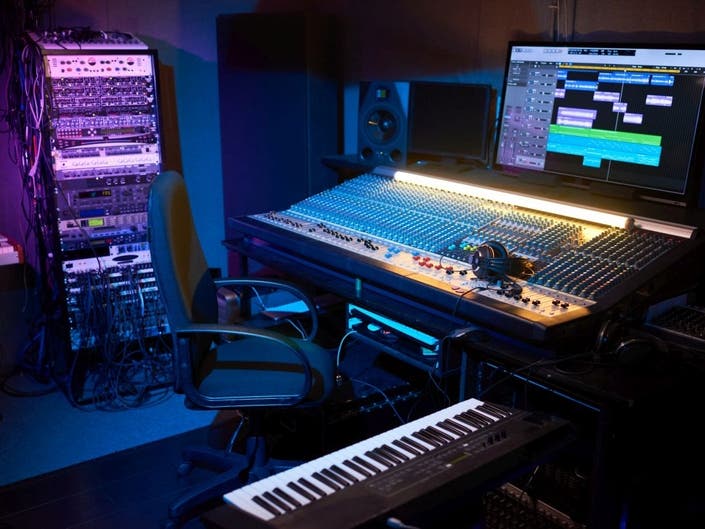 AMP Institute offers in-person learning of creative arts, taught by professionals in art, music and photography. The institute aims to help creative people expand their creativity in a shorter time and at a more reasonable cost.