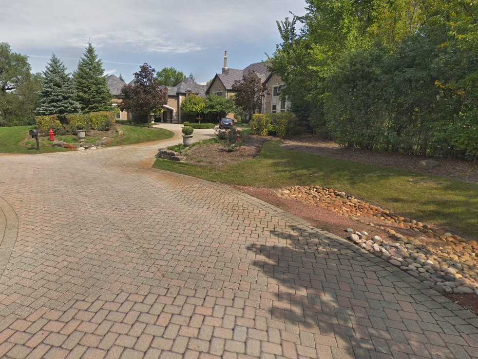 The Pinecrest Court subdivision is off Plainfield Road between County Line Road and Interstate 294. Last week, the Burr Ridge Village Board approved a gate for the three-house neighborhood. 