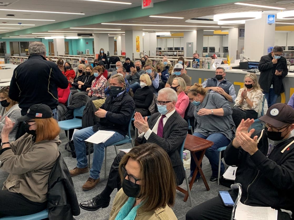 https://patch.com/img/cdn20/users/23697275/20220128/090041/styles/patch_image/public/audience-hinsdale-high-school-district-86___28084539013.jpg