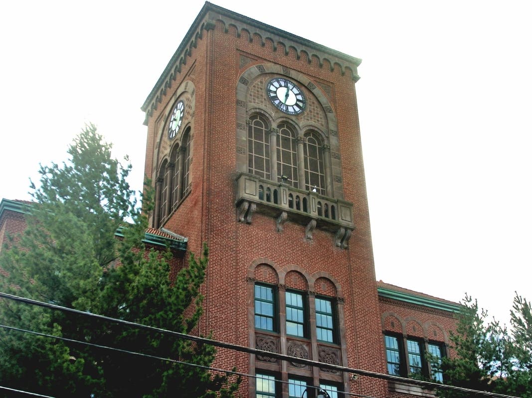 A top Lyons Township High School official says it was wrong for some teachers to chastise their colleagues for supporting new grading policies. 