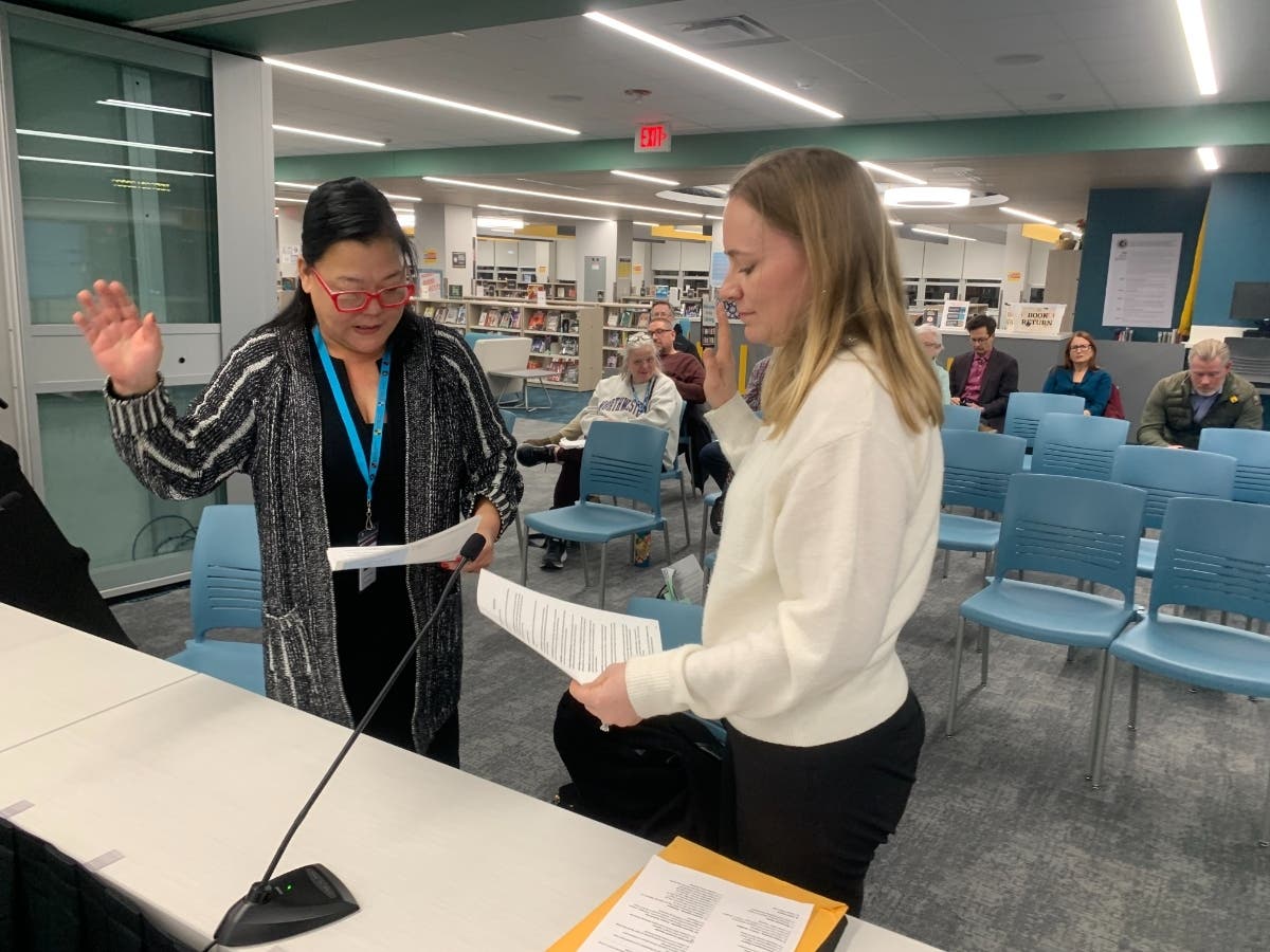 Hinsdale resident Heather Kartsounes (right) is sworn in Thursday as a new Hinsdale High School District 86 board member by board President Catherine Greenspon. 