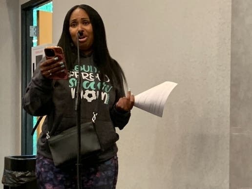 Elmhurst resident Dannette Reynolds tells aldermen Monday about the parking challenge for those who live in apartment buildings. 