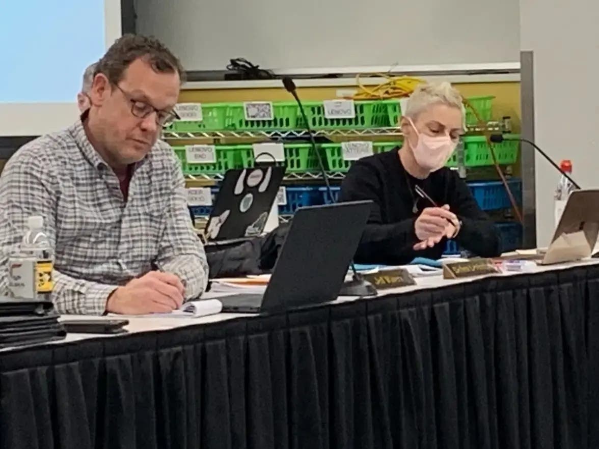 Jeff Waters (left), a Hinsdale High School District 86 board member, attends a meeting in 2021. Next to him is then-member Debbie Levinthal.