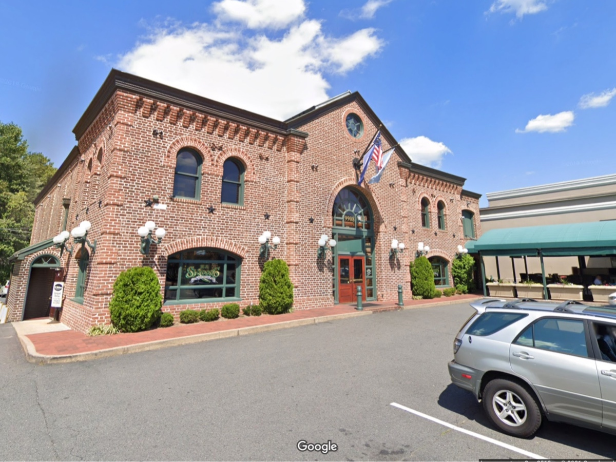 Fairfax City police arrested a Woodbridge man after he attempted to start a fight early Friday in the parking lot of PJ Skidoos. 