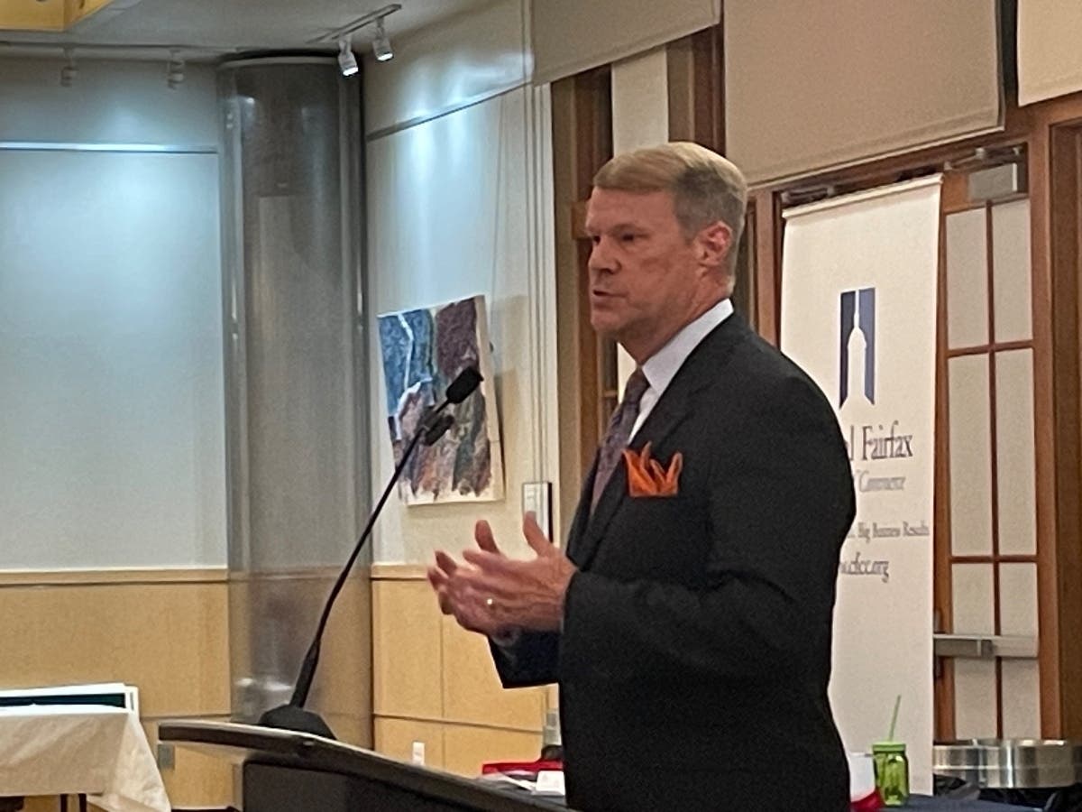 Incumbent Fairfax City Councilmember Jeff Greenfield speaks to voters during the opening of the Sept. 25 candidate meet and greet co-sponsored by the League of Women Voters of the Fairfax Area and Central Fairfax Chamber of Commerce.