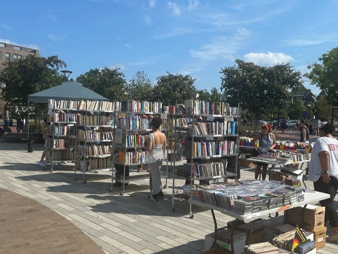 A Novel Find pop-up sale comes to National Landing July 30 with books, vinyl, live music and discounts at nearby businesses.