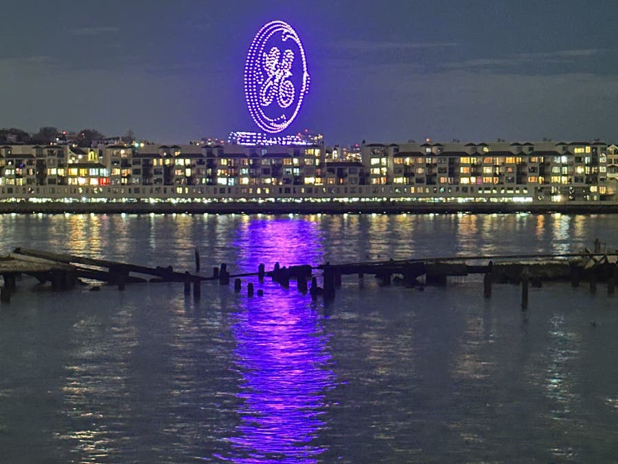 General Electric will launch new companies on Tuesday, April 2, so they launched 1,000 drones on the waterfront.